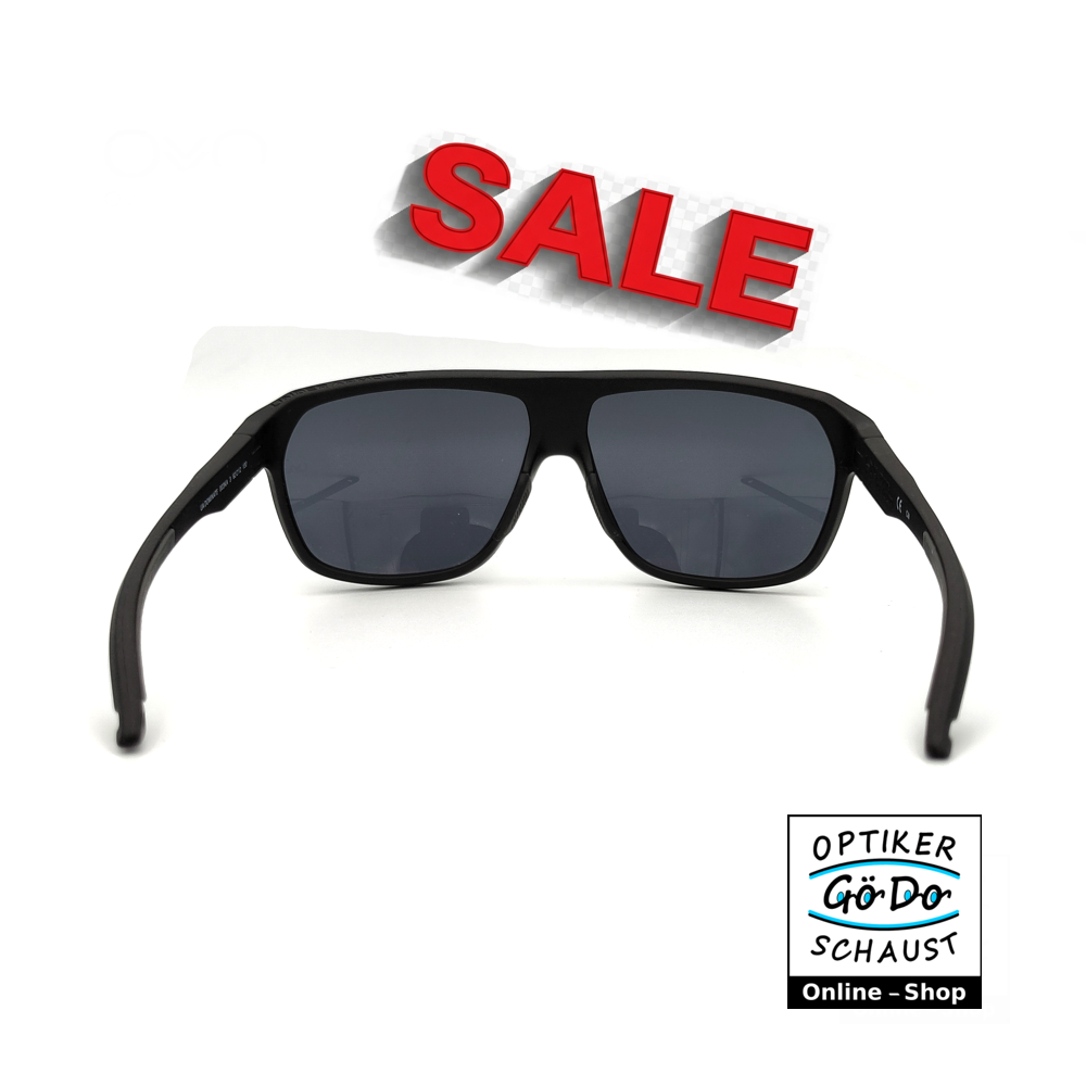 Seitenansicht der Under Armour UA Dominate Sonnenbrille mit Fokus auf die gummierten Bügel und das Under Armour Logo.