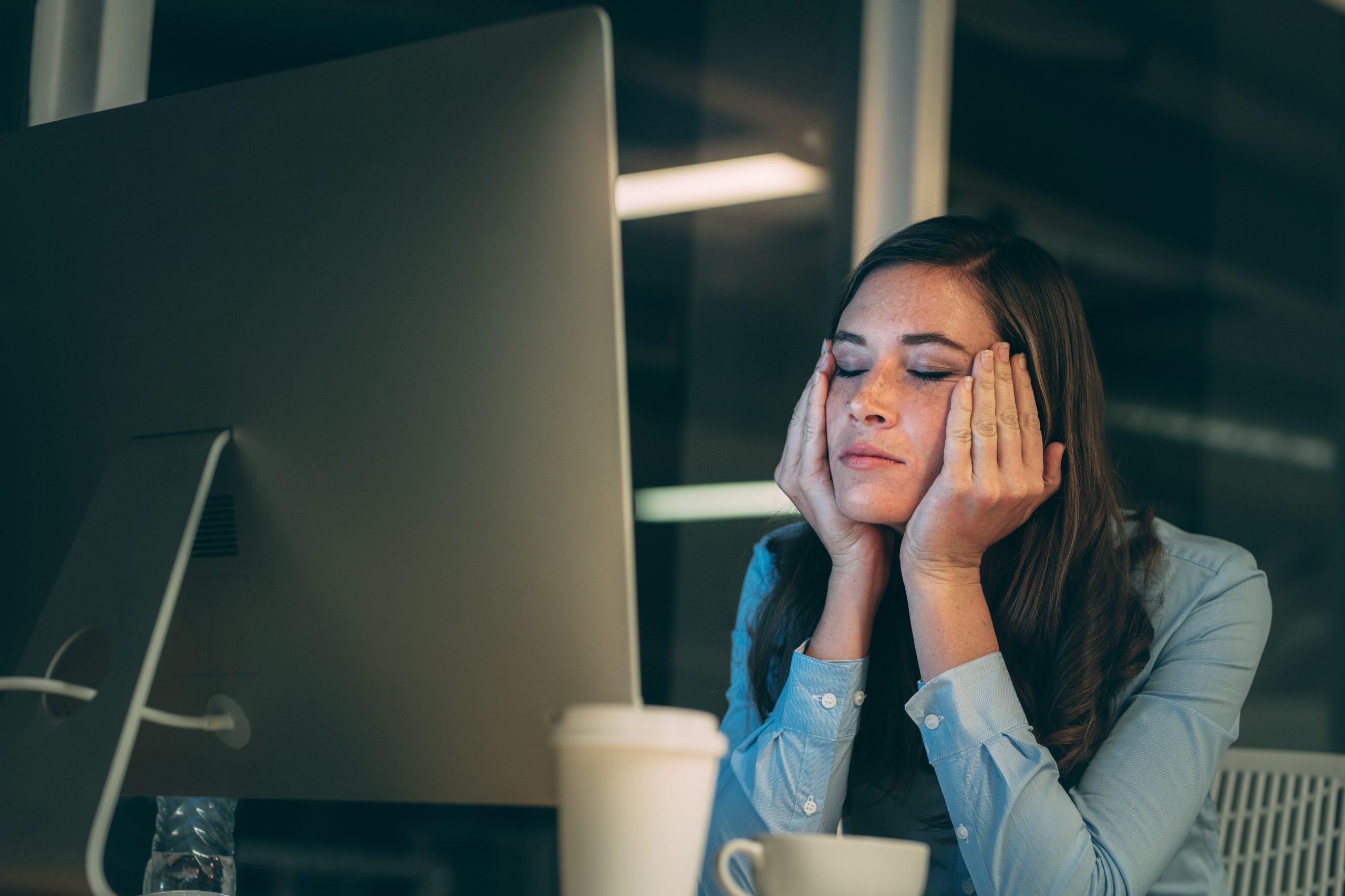 Computerbrille unterstützt Büroaugen